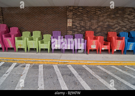 Chaises de jardin en plastique multicolores à vendre alignés dans une rangée à l'extérieur de magasin d'Florida Banque D'Images