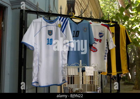 Ligne de maillots de football de l'uruguay en vente à l'extérieur d'une boutique de souvenirs Colonia del Sacramento Uruguay Amérique du Sud Banque D'Images