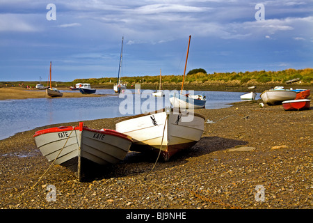 Échoués sur les bateaux à marée basse dans le port naturel à Overy Norfolk Staithe Banque D'Images