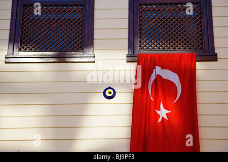 Drapeau turc suspendu à une fenêtre de la chambre, pour célébrer la Journée de la République. Sultanahmet, Istanbul, Turquie Banque D'Images