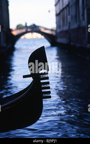 Venise, juillet 2008 -- La gondole est un bateau d'aviron vénitien traditionnel. L'aluminium ornement sur l'avant du bateau s'appelle Banque D'Images