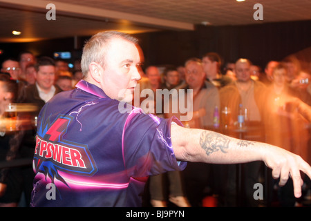 Champion du monde de fléchettes Phil Taylor de la 'puissance' joue au club de billard et fléchettes Rileys à Coventry, Angleterre, Royaume-Uni en 2010 Banque D'Images