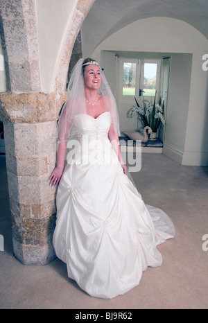 Libres le jour de son mariage et de porter une robe de mariée blanche pleine longueur Banque D'Images