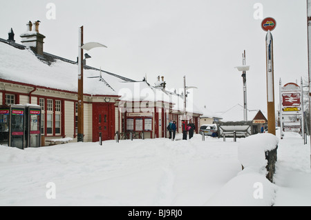 Dh AVIEMORE Aviemore INVERNESSSHIRE les bâtiments de la gare de ski de neige hiver Banque D'Images