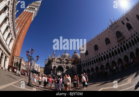 Venise, juillet 2008 -- les touristes sur la Place Saint-Marc avec la Basilique de S. Marco et le Palazzo Ducale (Palais des Doges) à l'arrière-plan Banque D'Images