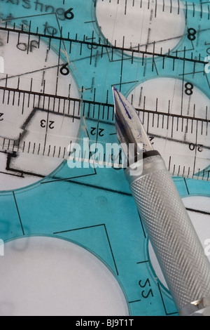 Close up de géométrie en plastique set shot sur la feuille de travail Banque D'Images