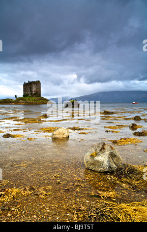 Château de Stalker sur serrure Laich un bras de Loch Linnhe près de Port Appin, Argyll en Ecosse, Royaume-Uni Banque D'Images