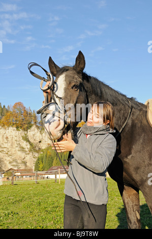 Girl retient un cheval avec un style anglais, Snaffle Bit Banque D'Images