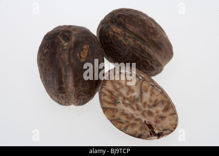 Close up de muscade (myristica fragrans), deux ensemble et une moitié sur fond blanc Banque D'Images