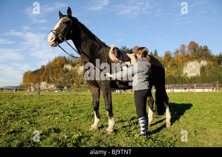 Girl est un cheval selle style anglais, Banque D'Images