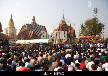 Disciples de prier pendant Wai Kru Journée à Wat Phra Bang, un temple bouddhiste en Thaïlande où les moines dévots de tatouage. Banque D'Images