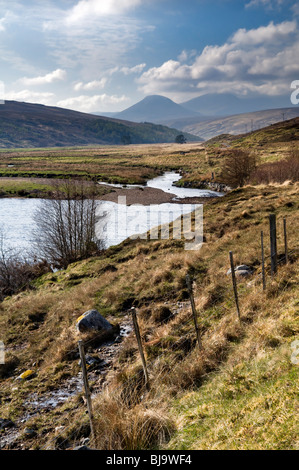 La belle rivière dans Cassley Cassley, Glen Sutherland en Ecosse sur une journée de printemps ensoleillée Banque D'Images