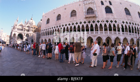 Venise, juillet 2008 -- Les touristes à attendre en ligne sur la Place Saint-Marc avec la Basilique de S. Marco et le Palazzo Ducale (Palais des Doges) dans t Banque D'Images