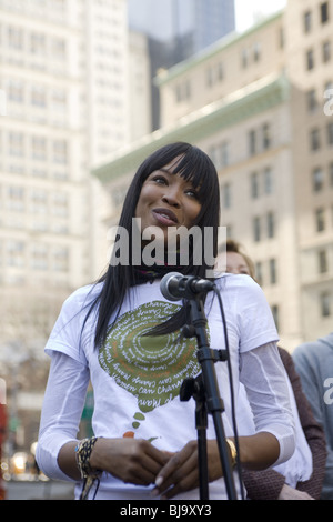 Top Model Naomi Campbell parle à une célébration de la Journée internationale de la femme à l'hôtel de ville Park à New York en 2010. Banque D'Images