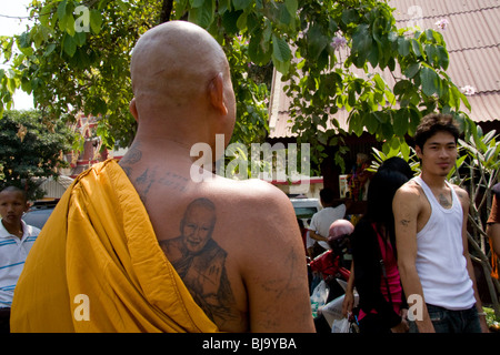 Un moine avec un dos tatoué au Wat Bang Phra temple en Thaïlande, où les moines dévots avec leur tatouage Banque D'Images