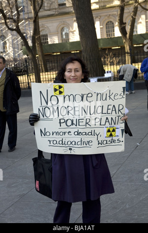 Militant antinucléaire nous rappelant les dangers de la radioactivité et rayonnement. New York City Banque D'Images