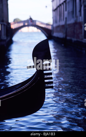 Venise, juillet 2008 -- La gondole est un bateau d'aviron vénitien traditionnel. L'aluminium ornement sur l'avant du bateau s'appelle Banque D'Images