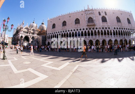 Venise, juillet 2008 -- Les touristes à attendre en ligne sur la Place Saint-Marc avec la Basilique de S. Marco et le Palazzo Ducale (Palais des Doges) dans t Banque D'Images