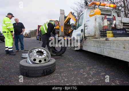 Pneu sur un camion en train de changer au bord de la route Banque D'Images