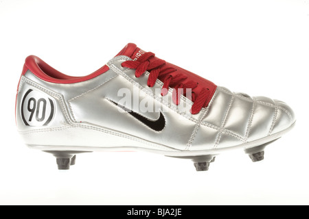 Argent et rouge nike football trainer avec clous Banque D'Images