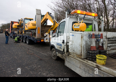 Un pneu d'ajusteur travaillant sur un camion en train de changer de roue sur la route Banque D'Images