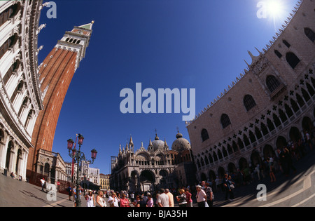 Venise, juillet 2008 -- les touristes sur la Place St Marc avec le Campanile (clocher), Basilica di San Marco et le Palais des Doges P Banque D'Images