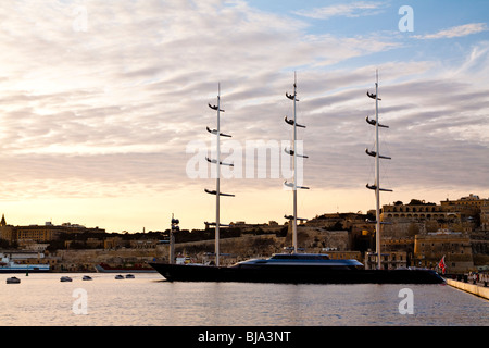 Au coucher du soleil, bateau à voile Valletta - Malte Banque D'Images