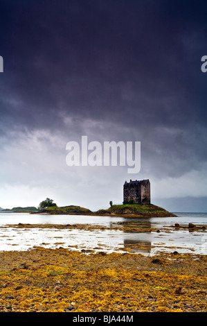 Château de Stalker sur serrure Laich un bras de Loch Linnhe près de Port Appin, Argyll en Ecosse, Royaume-Uni Banque D'Images