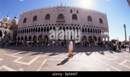 Venise, juillet 2008 -- Les touristes à attendre en ligne sur la Place Saint-Marc avec la Basilique de S. Marco et le Palazzo Ducale (Palais des Doges) dans t Banque D'Images