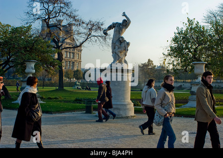 Paris, France, Parcs publics, Parc des Tuileries 'jardin des Tuileries', en automne, promenade des Français, statue des tuileries, art urbain, Louvre People Outdoor Banque D'Images