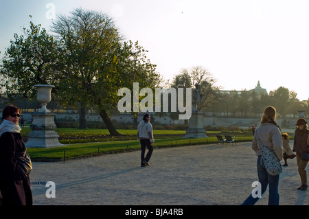 Paris, France, Parcs publics, Parc des Tuileries, jardin des Tuileries, en automne, promenades en personne, vue panoramique, Paris sombre Banque D'Images