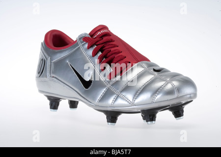 Argent et rouge nike football trainer noir avec clous - vue avant Banque D'Images