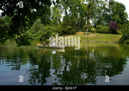 Paris, France - Parc Urbain, Paysage dans le Bois de Boulogne, COUPLE CANOË SUR UN LAC. Étang de jardin Banque D'Images