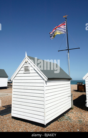 Peint en blanc, fishermens cabane en bois sur la plage de galets de Walmer, dans le Kent, UK Banque D'Images