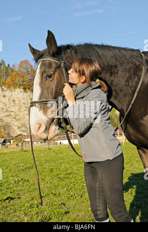 Girl retient un cheval avec un style anglais, Snaffle Bit Banque D'Images