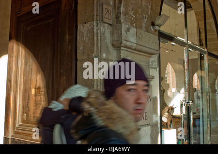 Paris, France, scène de rue, Asian Man Promenading, Portrait hat, dans le Marais, Banque D'Images