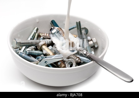 Image horizontale d'huile est versé sur un service de petit-déjeuner d'écrous et de boulons Banque D'Images