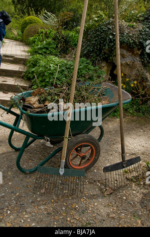 Brouette avec outils de jardin à l'extérieur, détails, Paris, France, (Bois de Boulogne) Banque D'Images
