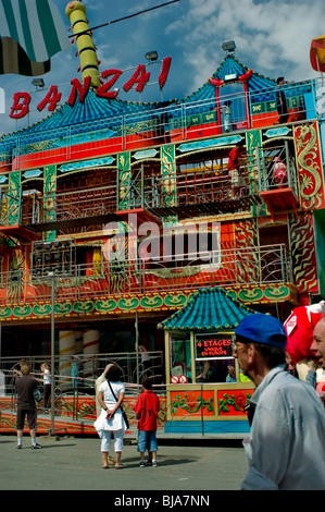 Paris, France - Parcs Urbains, Parc D'Attractions 'La Foie Du Trone' - Tour À Thème Chinois. 'Banzai' Bois De Vincennes Banque D'Images