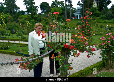 Paris, France, Parcs publics, femmes âgées visite le jardin de la Rose de Bagatelle dans le parc de Boulogne, détente dans un jardin moderne Banque D'Images
