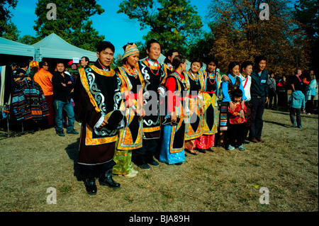 Paris, France - Portrait de groupe, les Tibétains habillés en costumes traditionnels tibétains au Festival, Banque D'Images