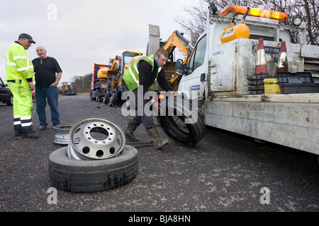 Pneu sur un camion en train de changer au bord de la route Banque D'Images