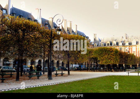 Paris, France - Les gens de l'extérieur en parc urbain, "Place des Vosges", scène, Le Marais, la place de l'automne Banque D'Images