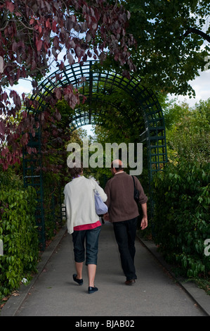 Paris, France - couple adulte français marchant loin, arrière, sur le chemin dans le parc Promenade plantée, Romance, couple marchant derrière Banque D'Images