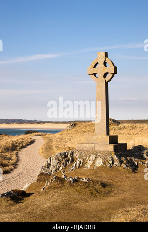 L'île Llanddwyn, Newborough, Anglesey, au nord du Pays de Galles, Royaume-Uni. St Dwynwen's Celtic croix de pierre et le chemin dans la réserve naturelle nationale Banque D'Images