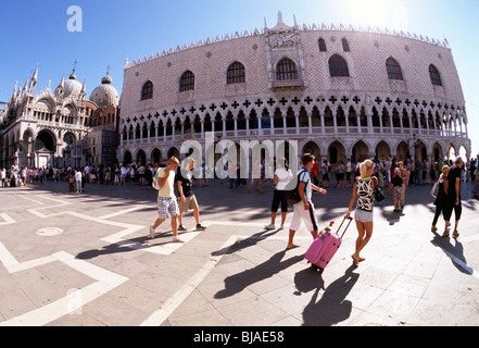 Venise, juillet 2008 -- les touristes sur la Place Saint-Marc avec la Basilique de S. Marco et le Palazzo Ducale (Palais des Doges) à l'arrière-plan Banque D'Images