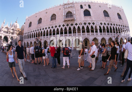 Venise, juillet 2008 -- Les touristes à attendre en ligne sur la Place Saint-Marc avec la Basilique de S. Marco et le Palazzo Ducale (Palais des Doges) dans t Banque D'Images