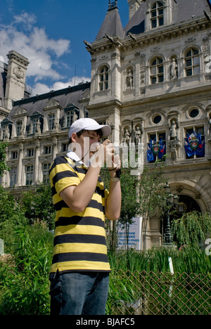 Paris, France - extérieur dans le jardin public, Male Teen prenant des photos, (place de la ville) Hot-el-de-ville, ville de paris nature Banque D'Images