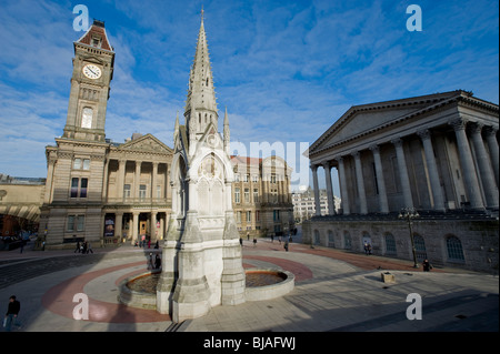 Chamberlain Square, Birmingham, Angleterre, Royaume-Uni. Montrant Le Chamberlain Memorial Fountain, le Birmingham Museum and Art Gallery. Banque D'Images