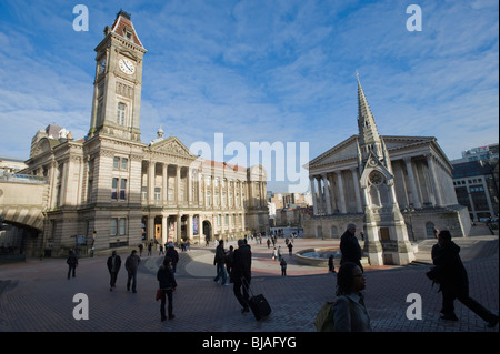 Chamberlain Square, Birmingham, Angleterre, Royaume-Uni. Montrant Le Chamberlain Memorial Fountain, le Birmingham Museum and Art Gallery. Banque D'Images